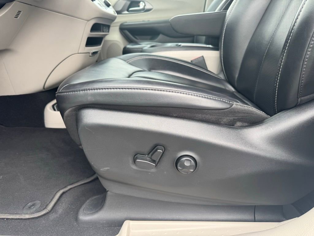 Used 2023 Chrysler Pacifica Touring-L image 6
