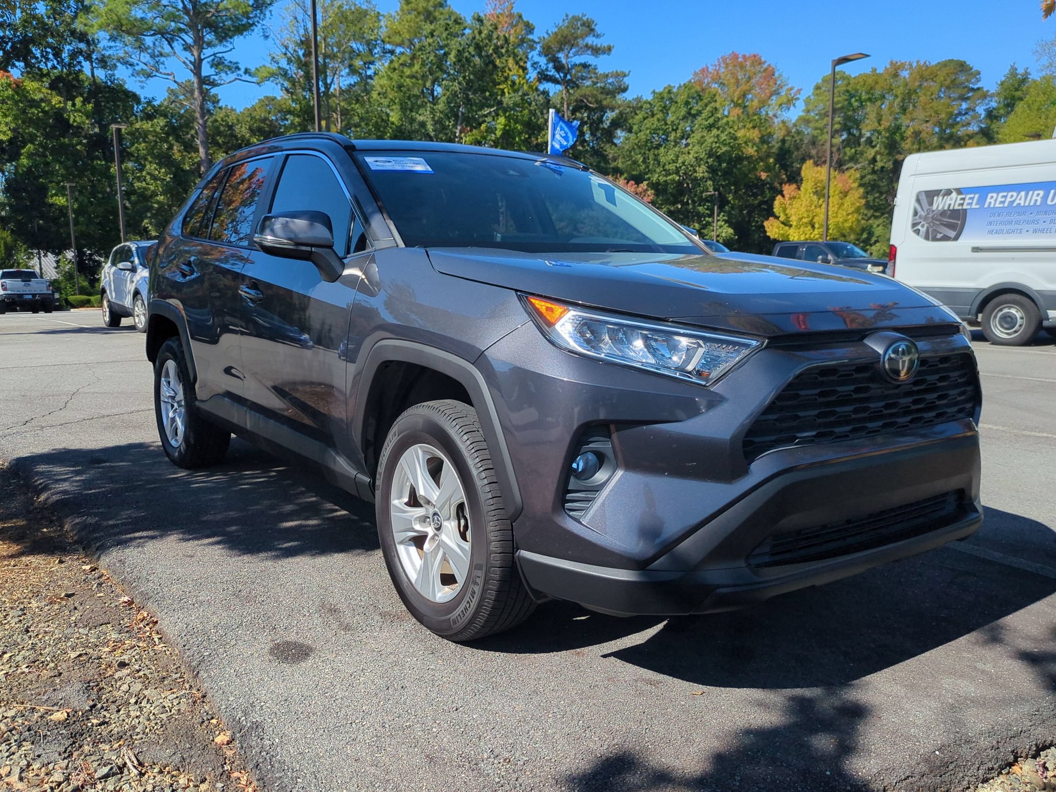 Used 2019 Toyota RAV4 XLE FWD image 2