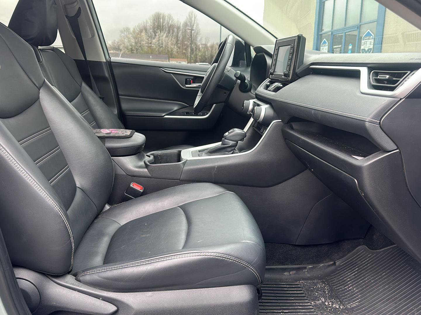 Used 2022 Toyota RAV4 XLE Premium image 16