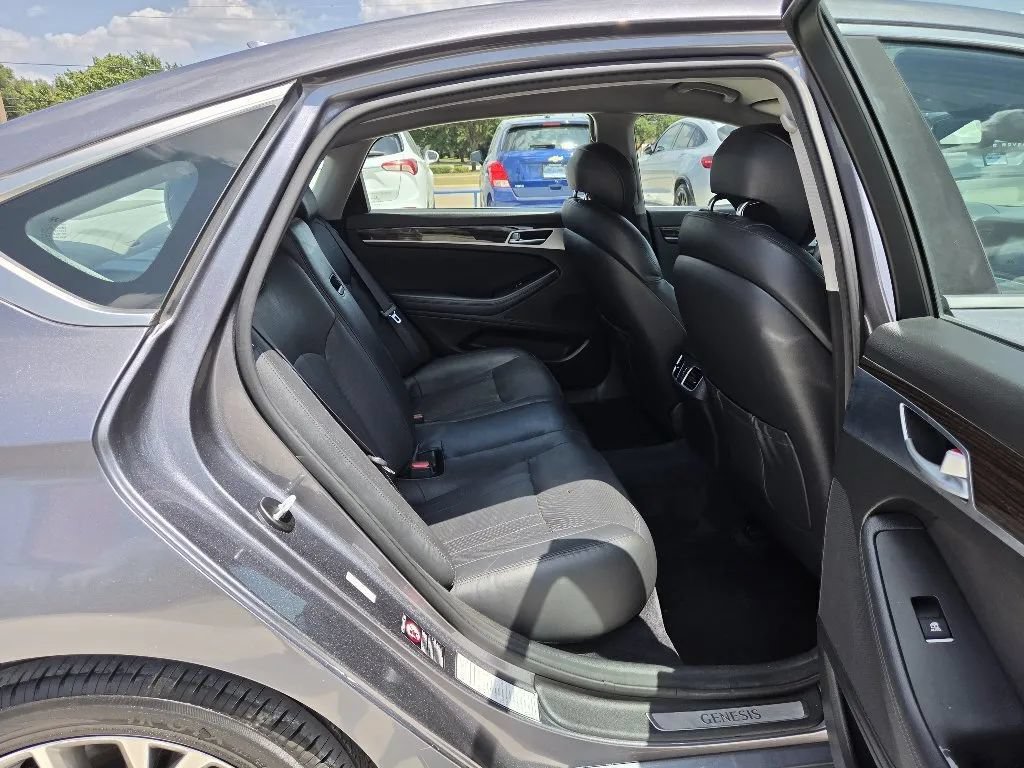 Used 2016 Hyundai Genesis 3.8 RWD image 19