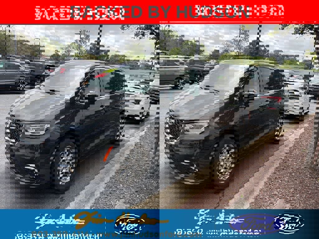 Used 2023 Chrysler Pacifica Touring-L image 1