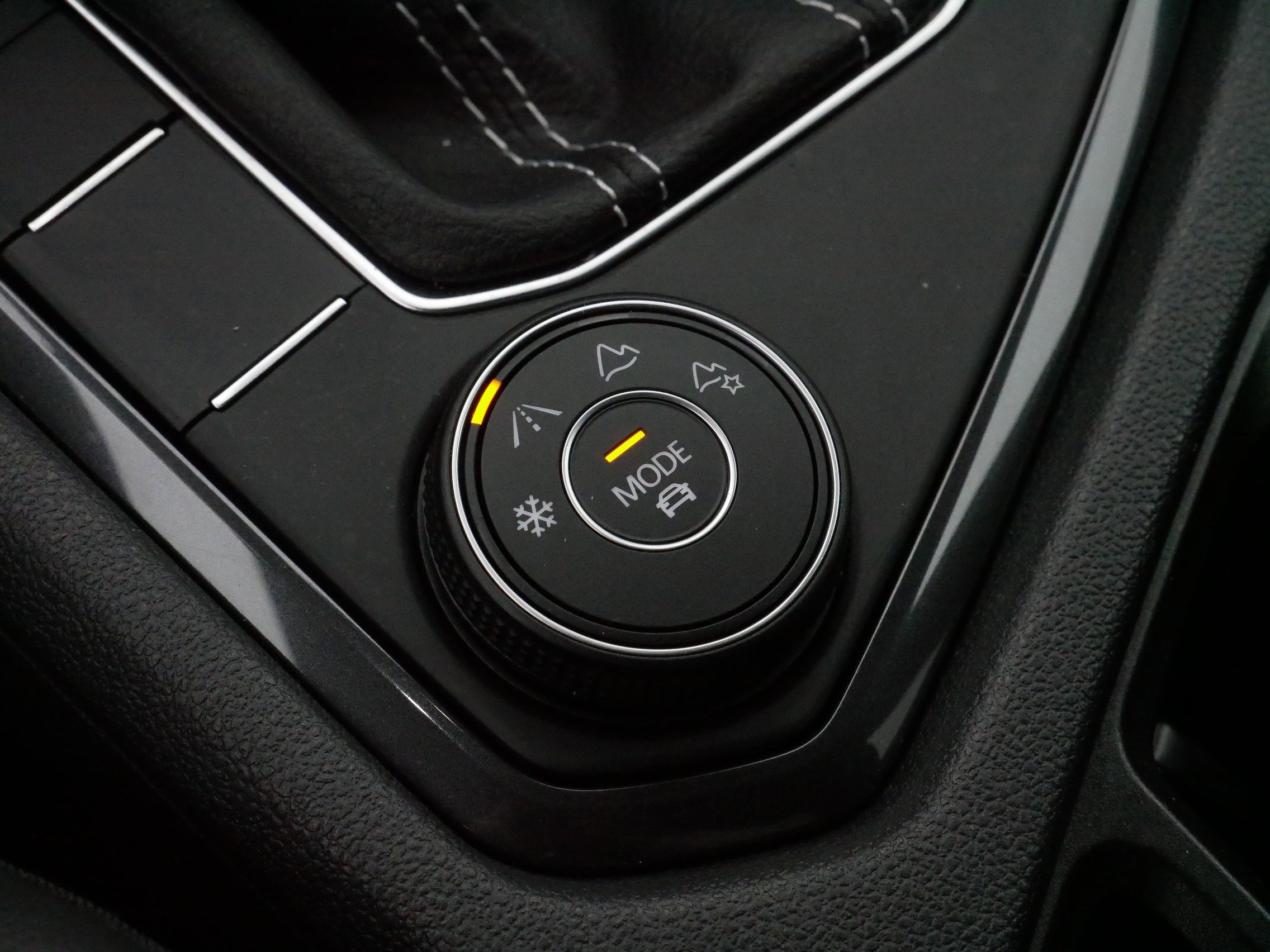 Certified 2022 Volkswagen Tiguan SEL R-Line image 28