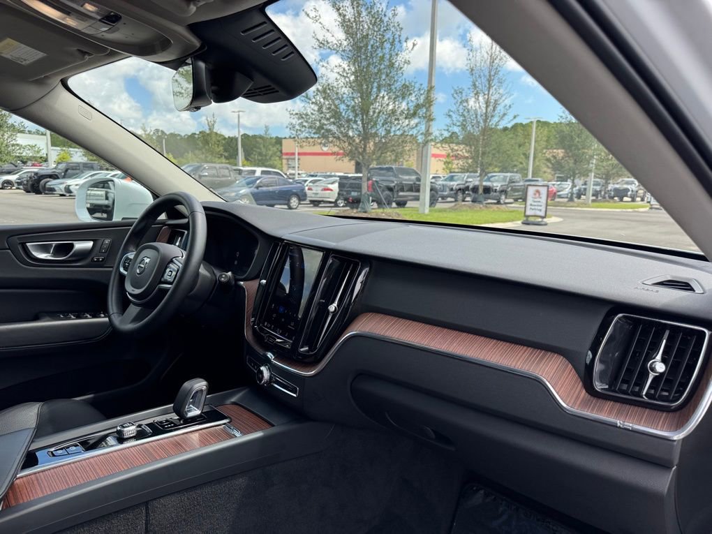 Used 2023 Volvo XC60 B5 Plus image 30