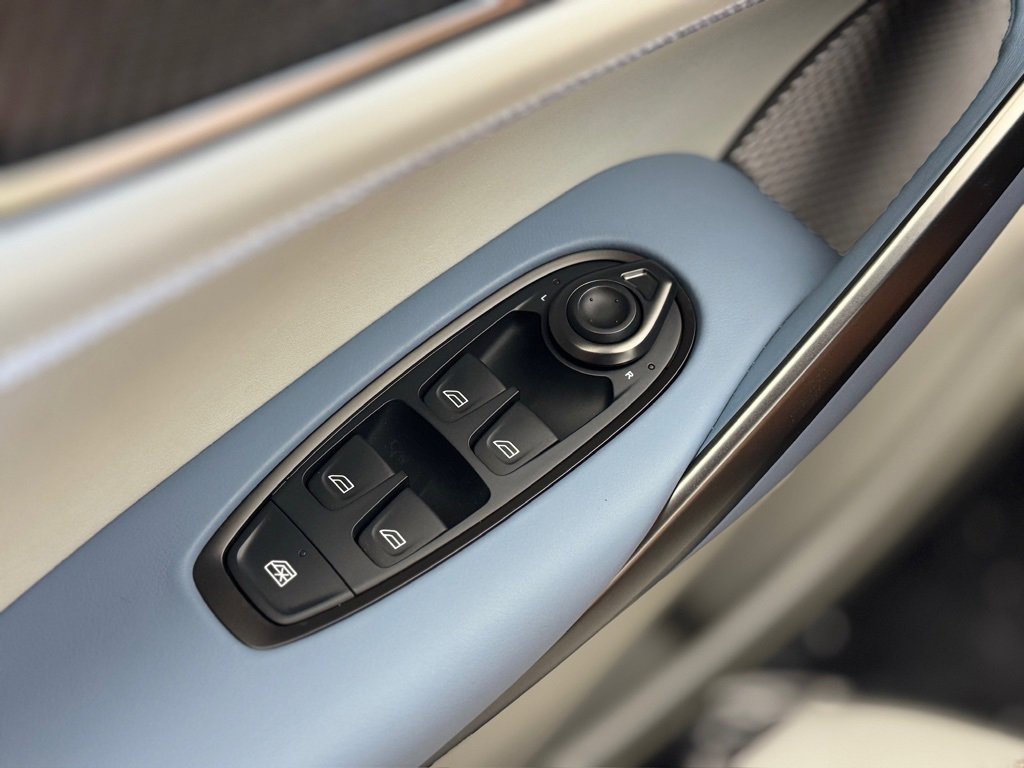 New 2025 Aston Martin DBX 707 image 8