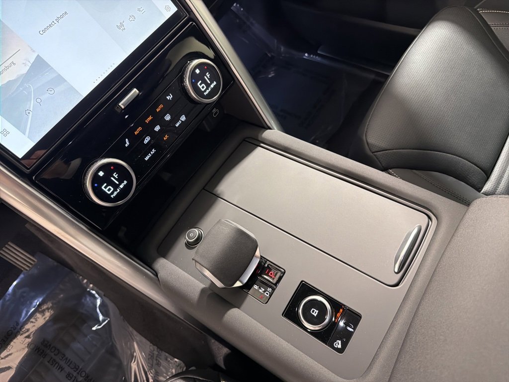 New 2025 Land Rover Discovery S image 17