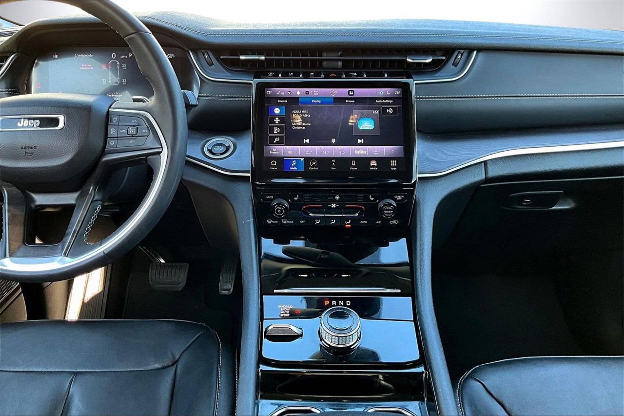 Used 2023 Jeep Grand Cherokee L Limited w/ Black Appearance Package image 11