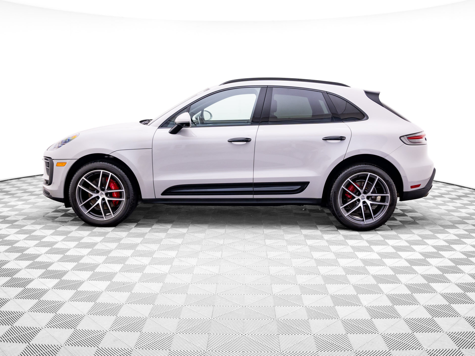 Certified 2023 Porsche Macan S AWD/4WD image 2