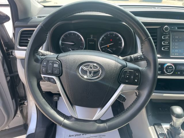 Used 2016 Toyota Highlander XLE AWD/4WD image 25