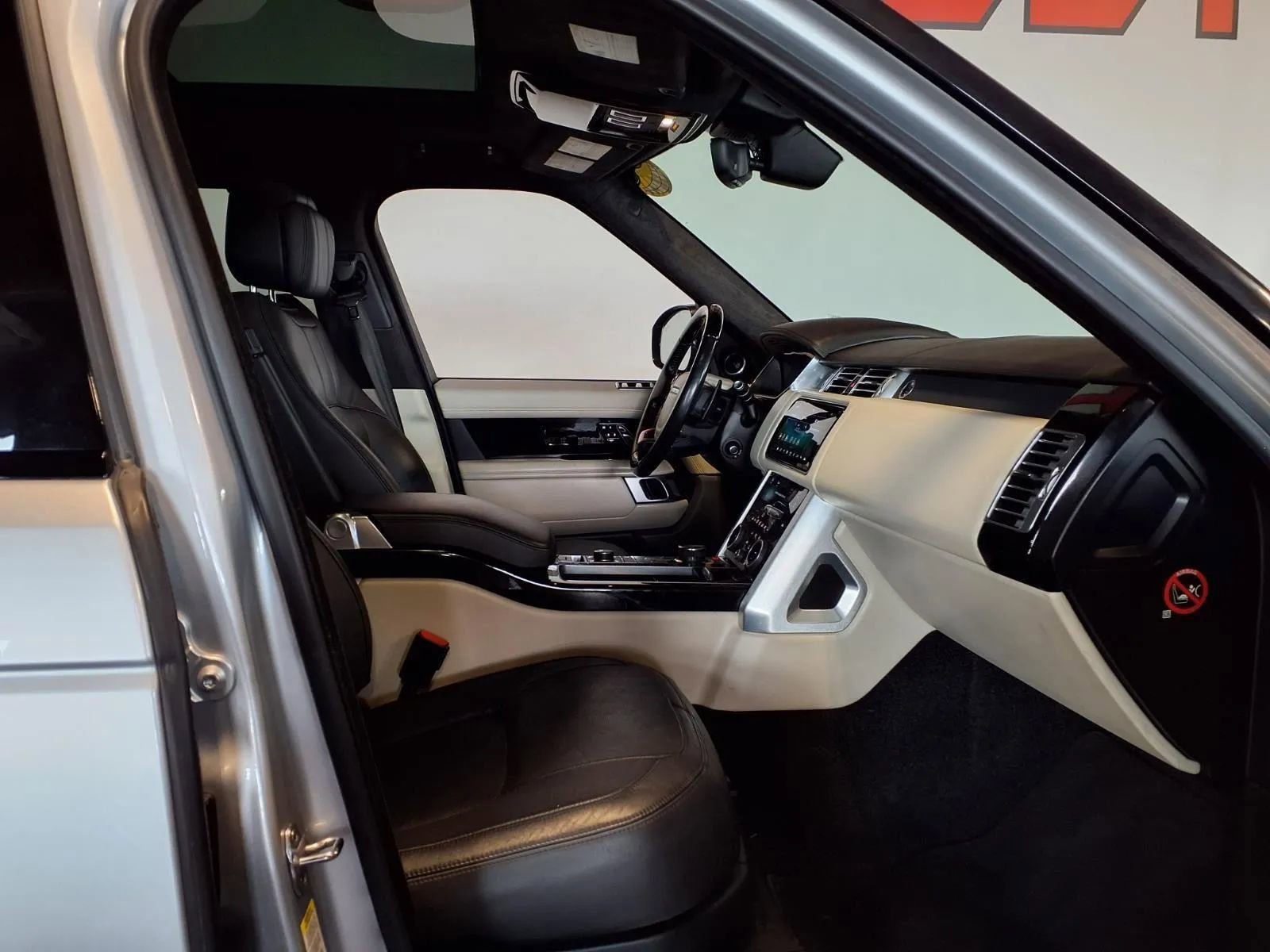 Used 2018 Land Rover Range Rover Supercharged image 12