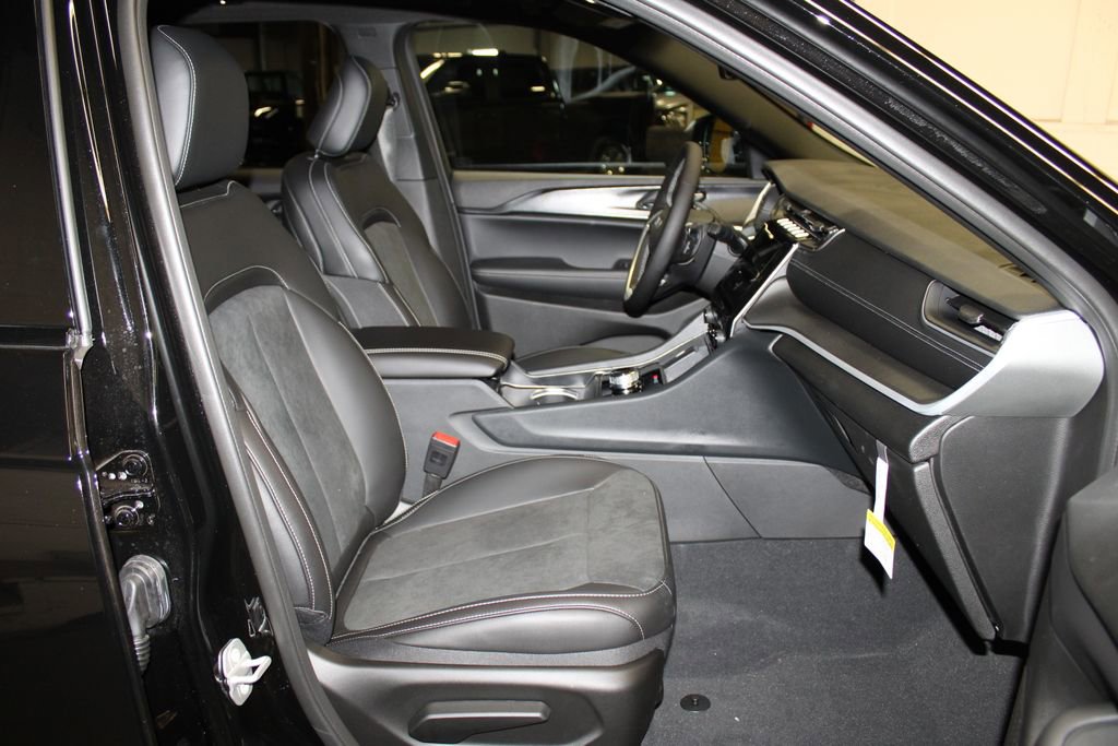 New 2025 Jeep Grand Cherokee Altitude image 29