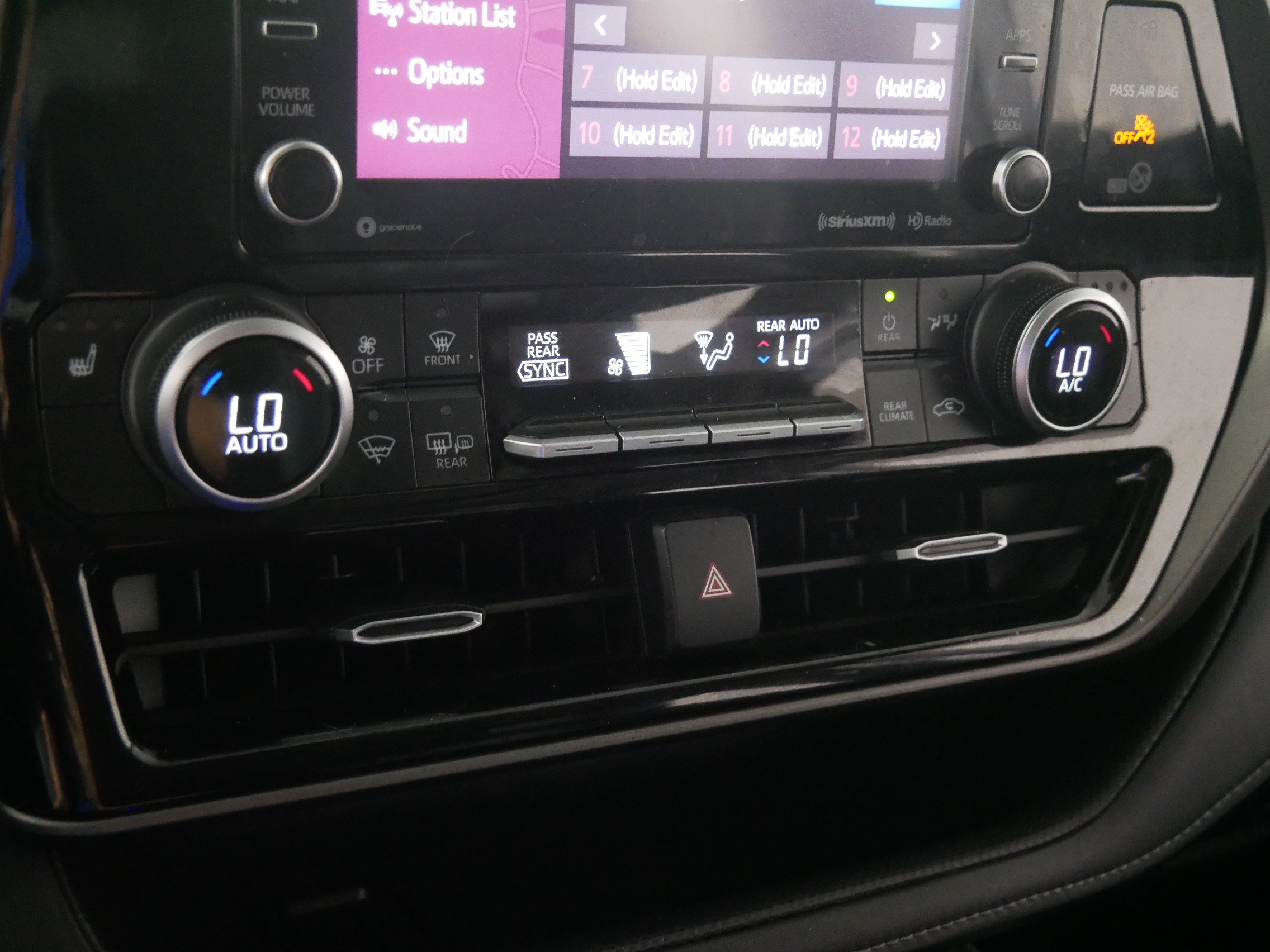 Used 2020 Toyota Highlander XLE AWD/4WD image 23