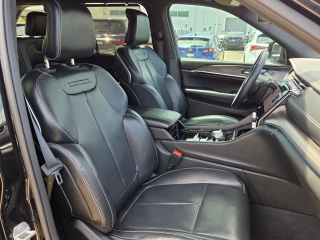 Used 2022 Jeep Grand Cherokee Overland w/ Luxury Tech Group IV AWD/4WD image 21