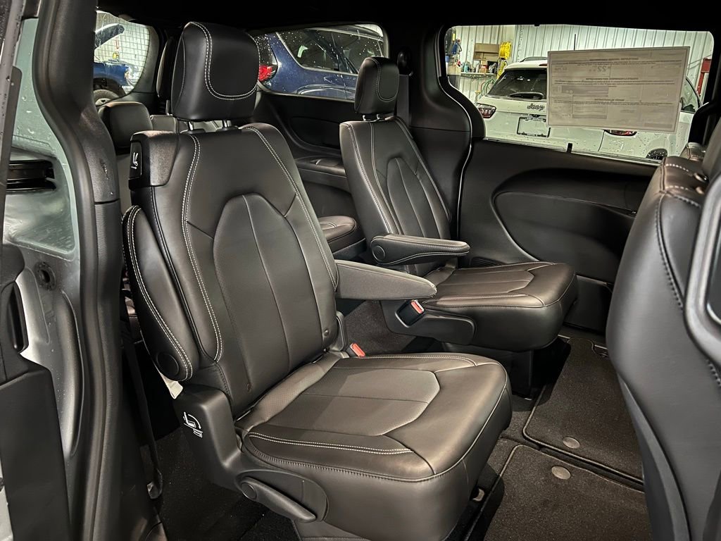 New 2026 Chrysler Pacifica Select w/ S Appearance Package FWD image 15