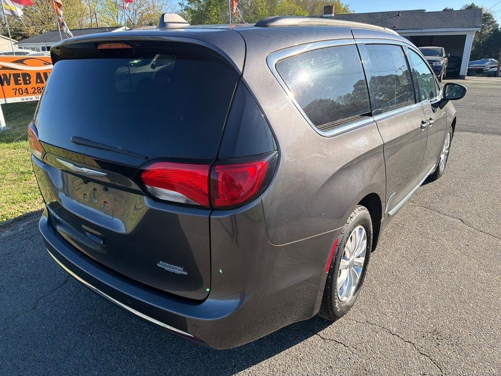 Used 2017 Chrysler Pacifica Touring-L image 11