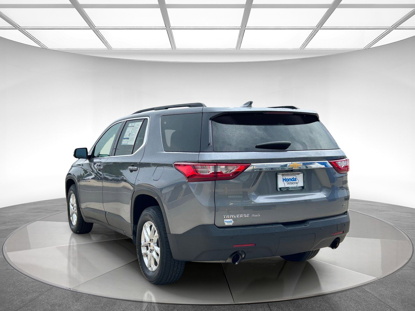 Used 2020 Chevrolet Traverse LT w/ Driver Confidence II Package image 3