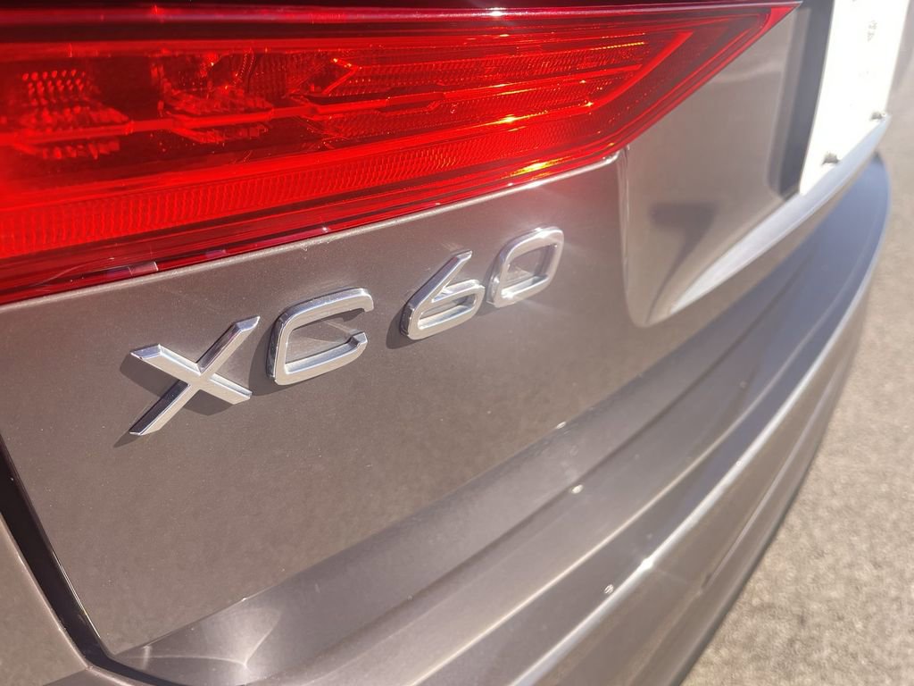 Used 2025 Volvo XC60 B5 Plus image 12