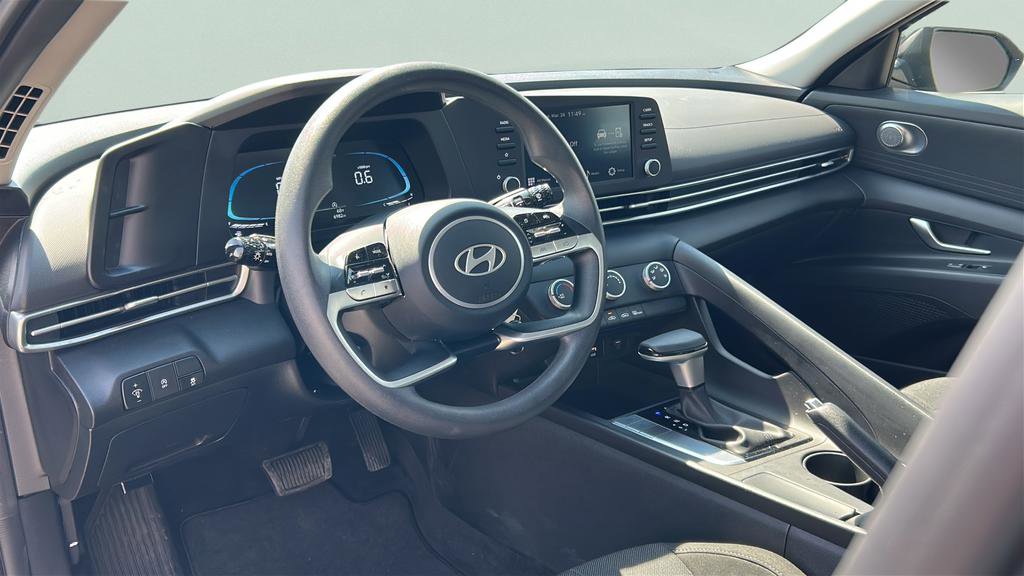 Certified 2025 Hyundai Elantra SE image 11