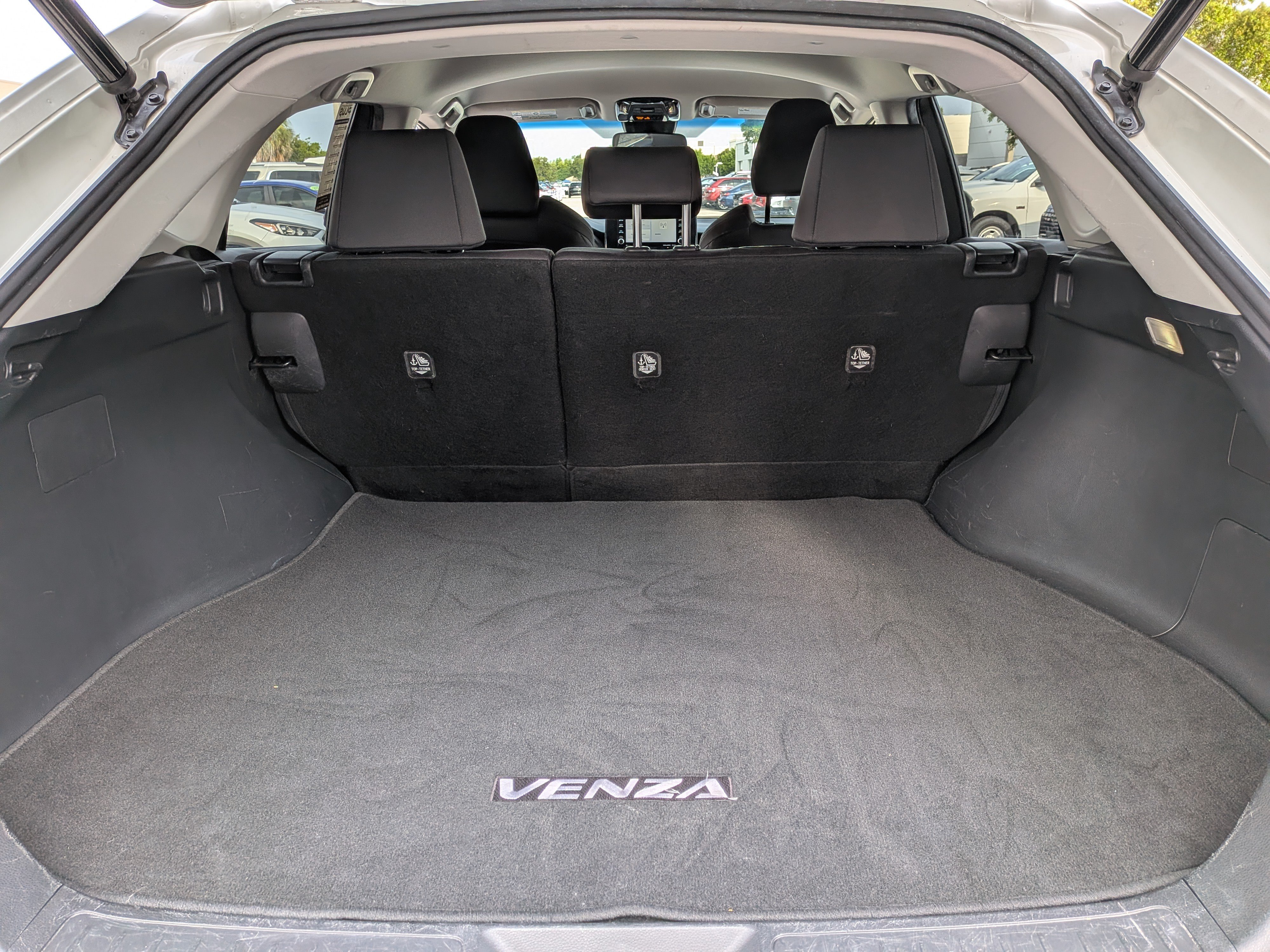 Used 2022 Toyota Venza LE AWD/4WD image 13