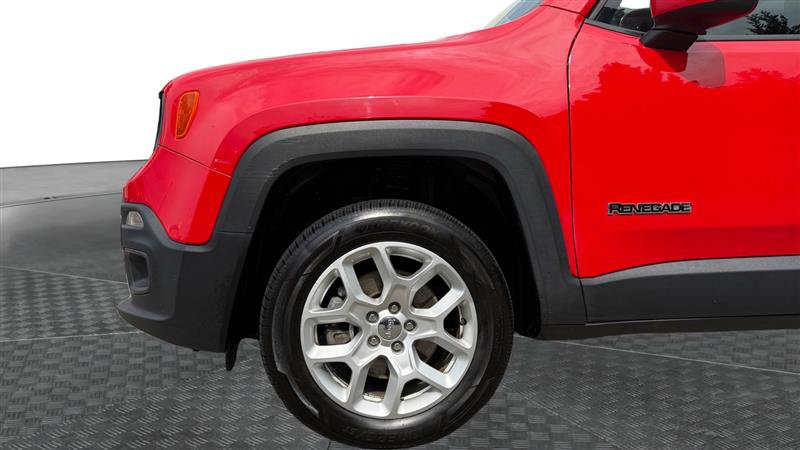 Used 2018 Jeep Renegade Latitude w/ UConnect 8.4 Nav Group AWD/4WD image 9
