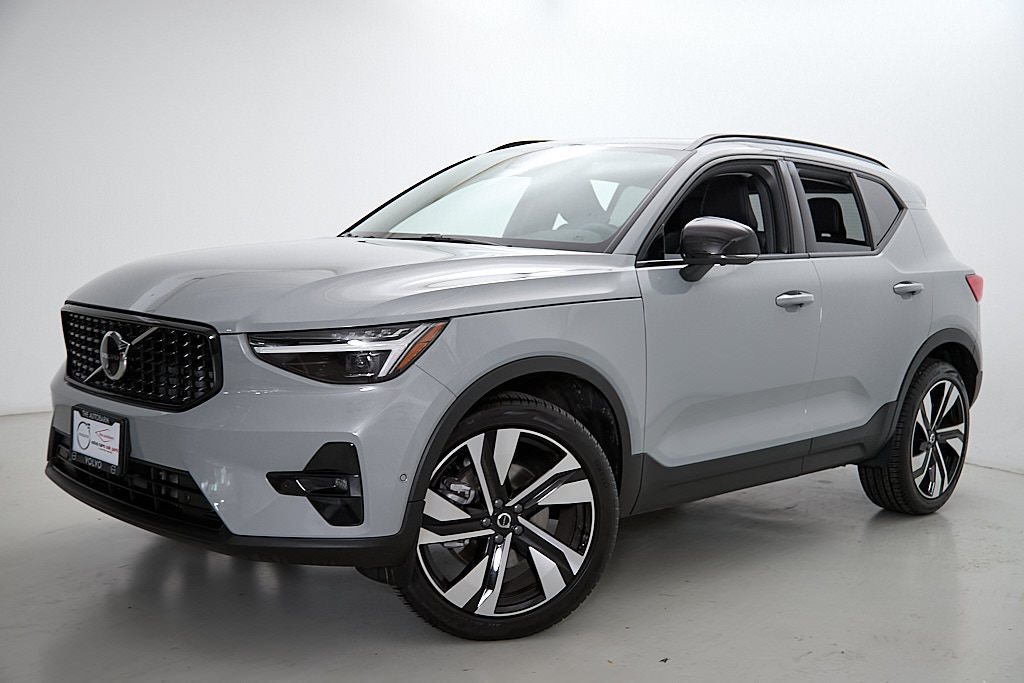 Certified 2025 Volvo XC40 B5 Ultra AWD/4WD image 2