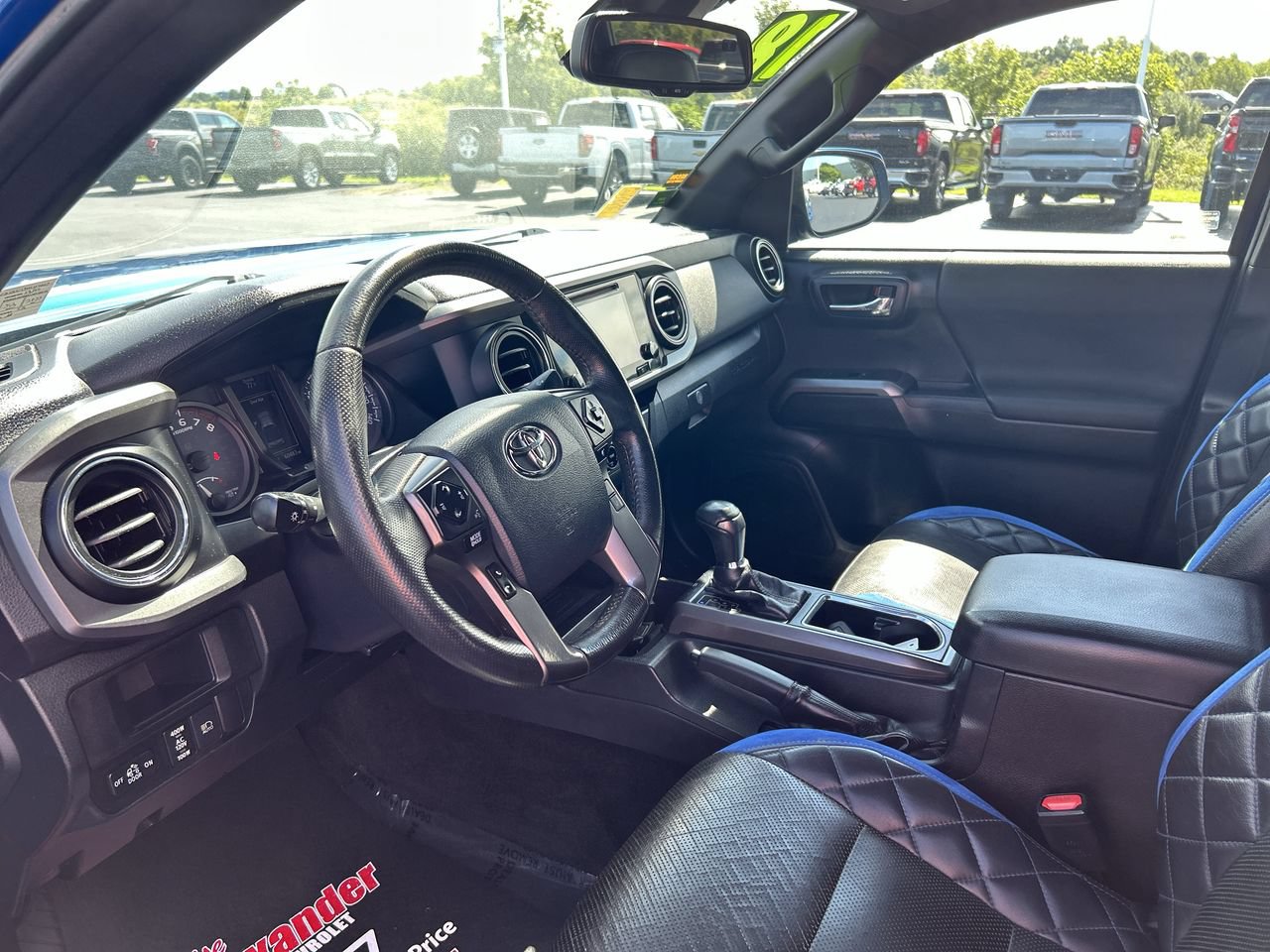 Used 2018 Toyota Tacoma TRD Off-Road w/ Exterior Package AWD/4WD image 25