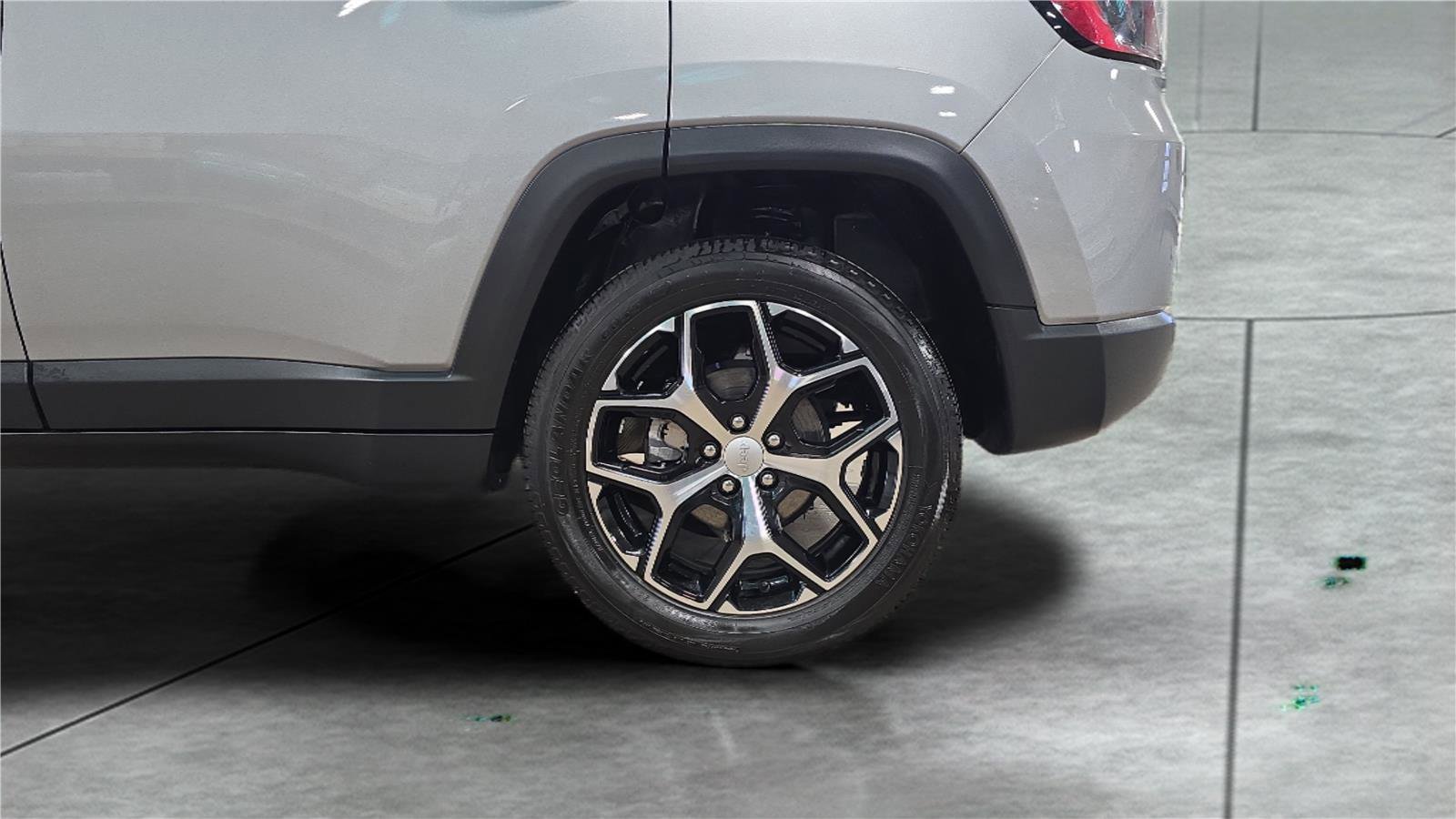 Used 2024 Jeep Compass Latitude image 12