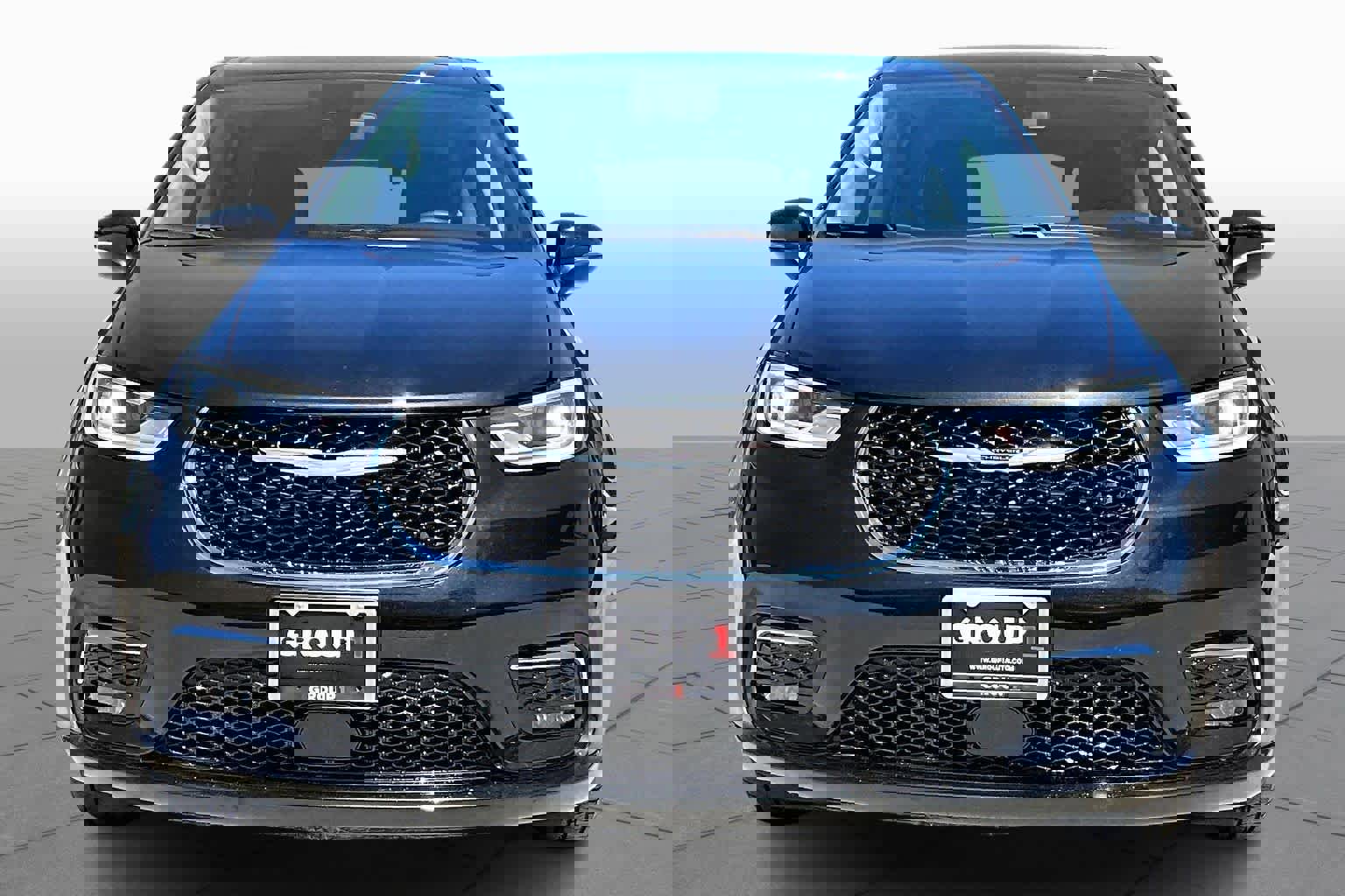 Used 2023 Chrysler Pacifica Touring-L image 4