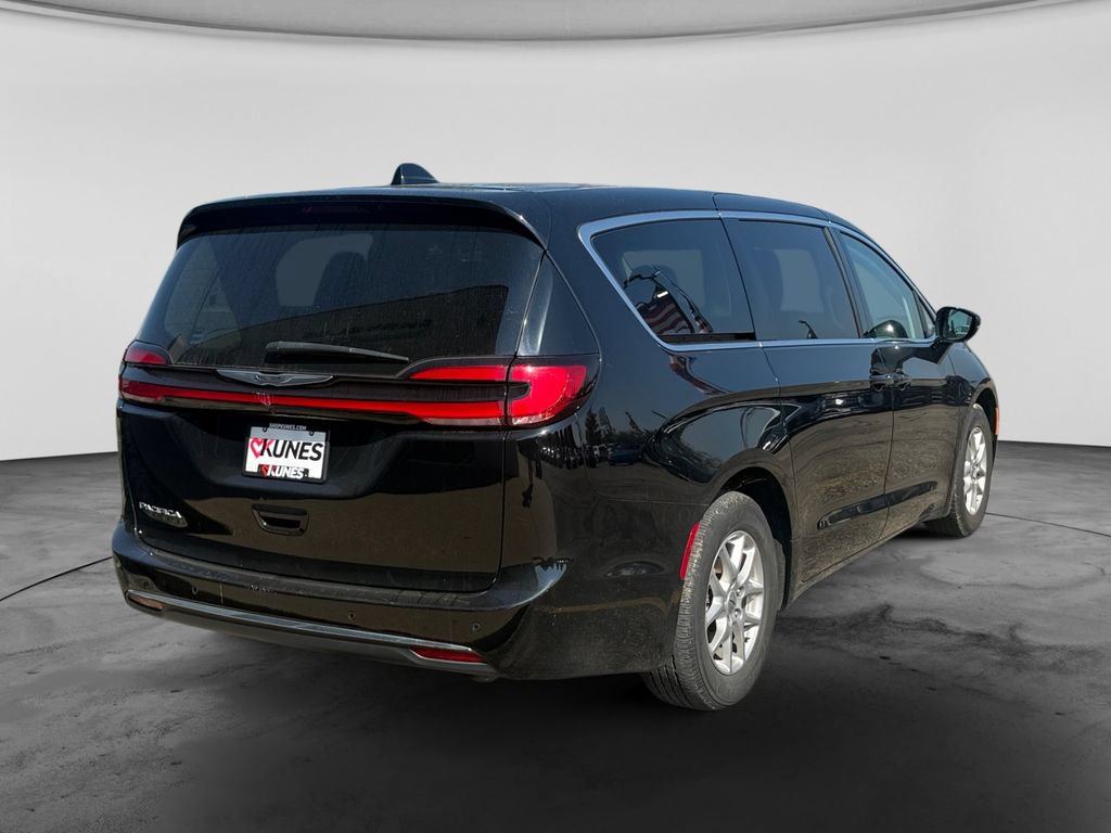 Used 2024 Chrysler Pacifica Touring-L FWD image 9