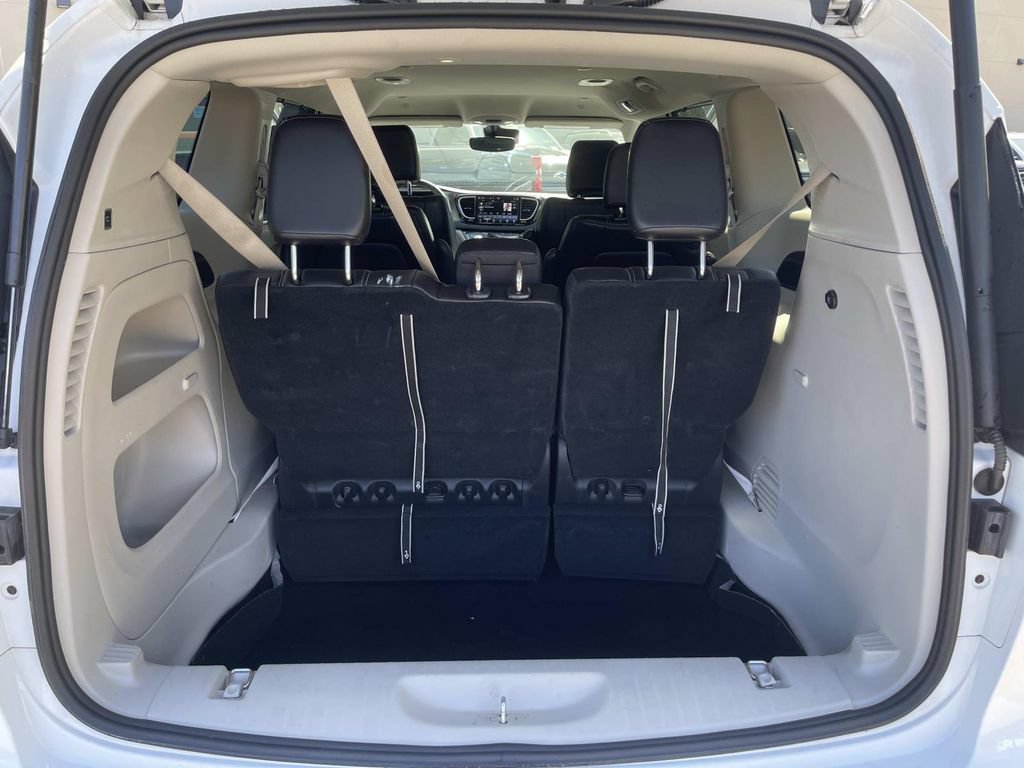 Used 2024 Chrysler Pacifica Touring-L FWD image 6