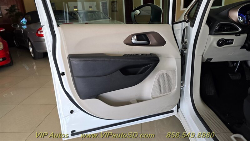 Used 2017 Chrysler Pacifica Touring FWD image 13