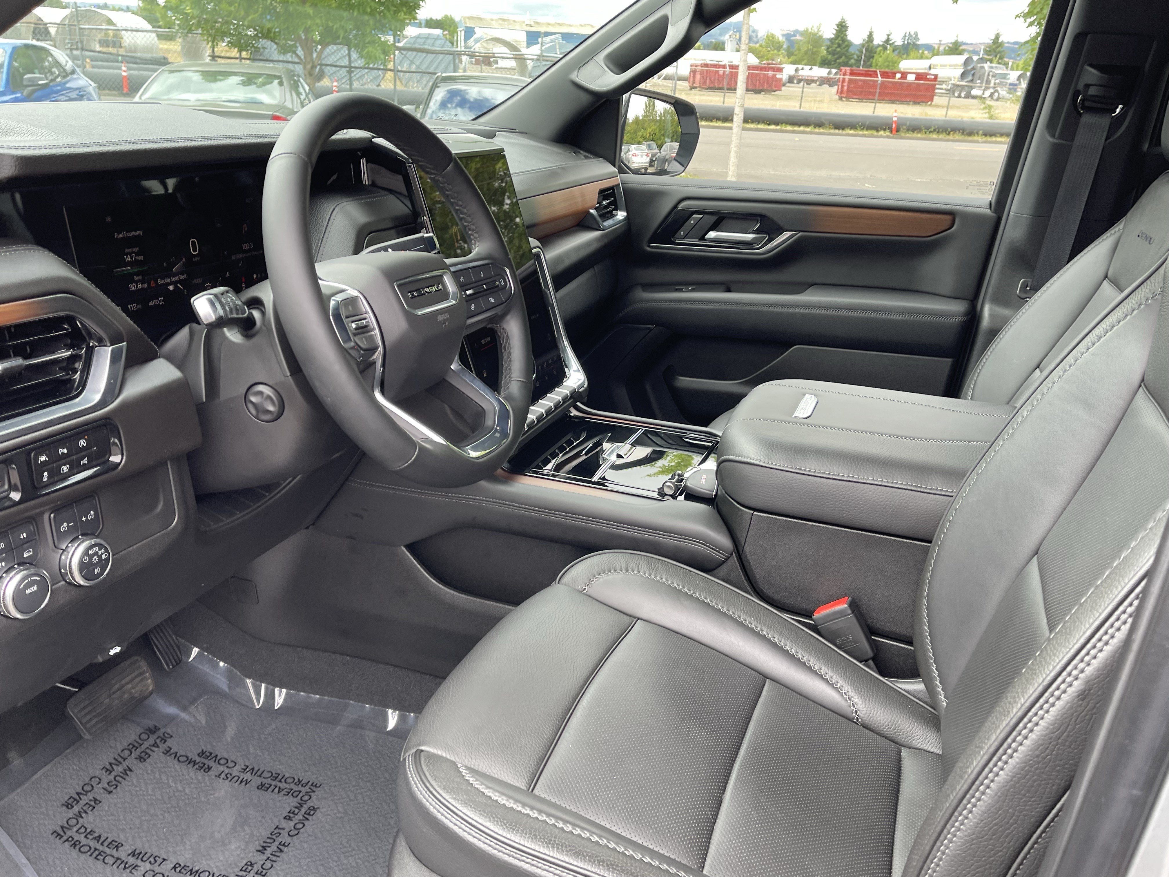 Used 2025 GMC Yukon XL Denali AWD/4WD image 10