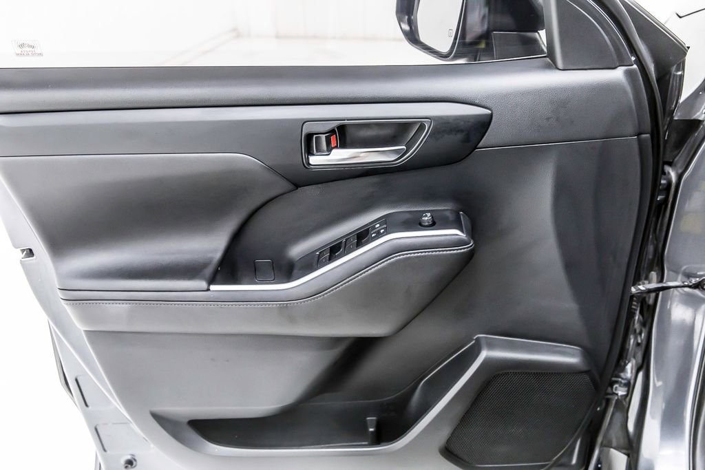 Used 2020 Toyota Highlander XLE FWD image 24