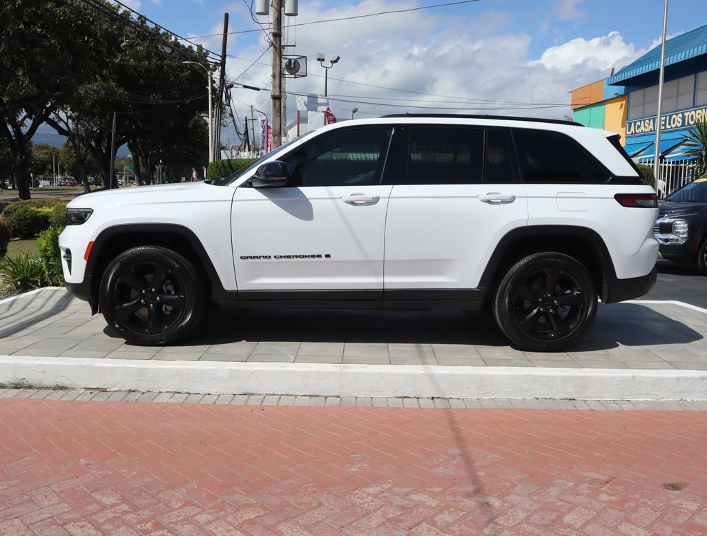 Used 2024 Jeep Grand Cherokee Altitude RWD image 8