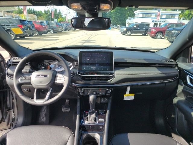 Used 2024 Jeep Compass Latitude w/ Sun and Sound Group image 17