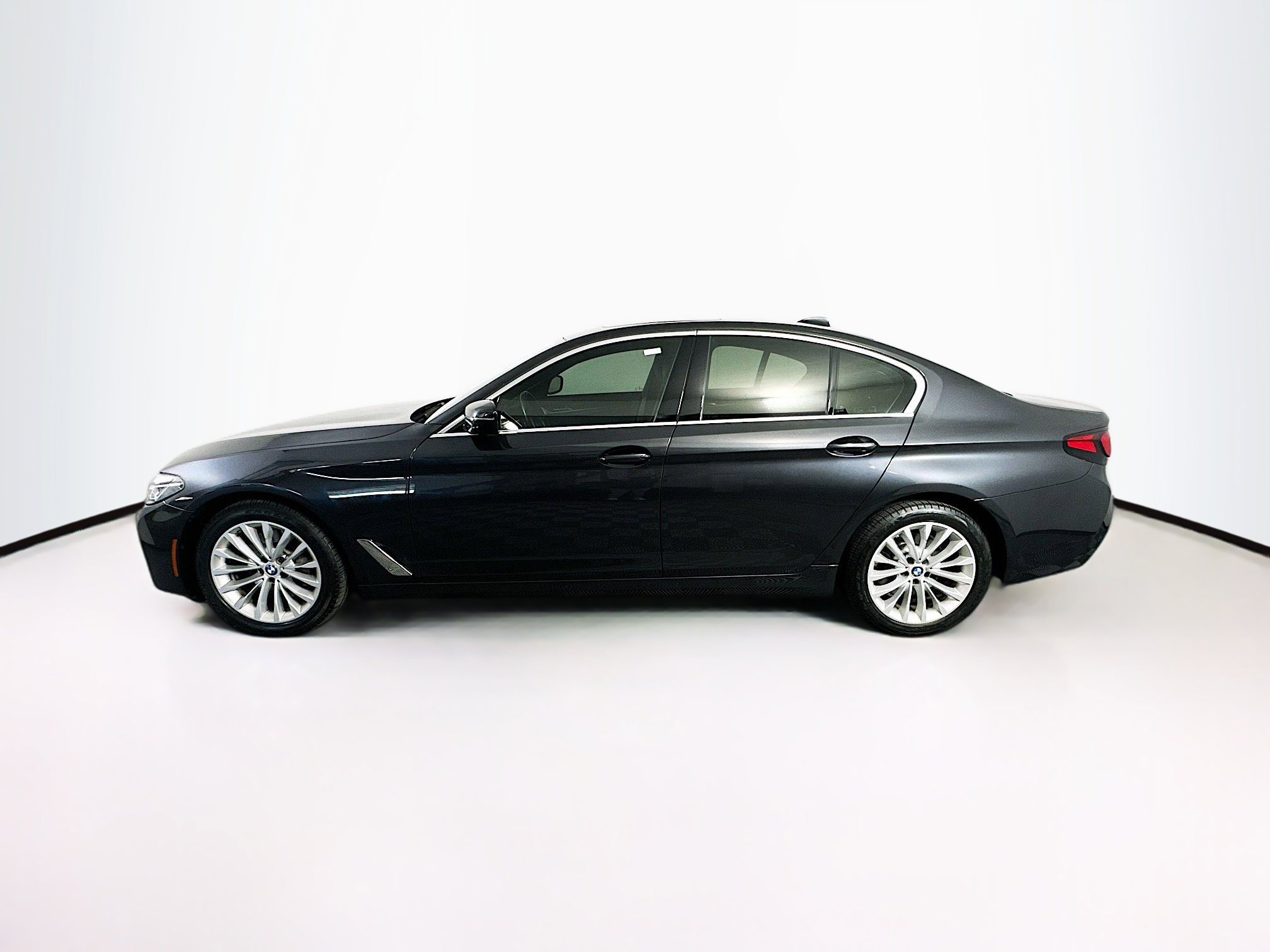 Used 2023 BMW 530i w/ Premium Package image 4