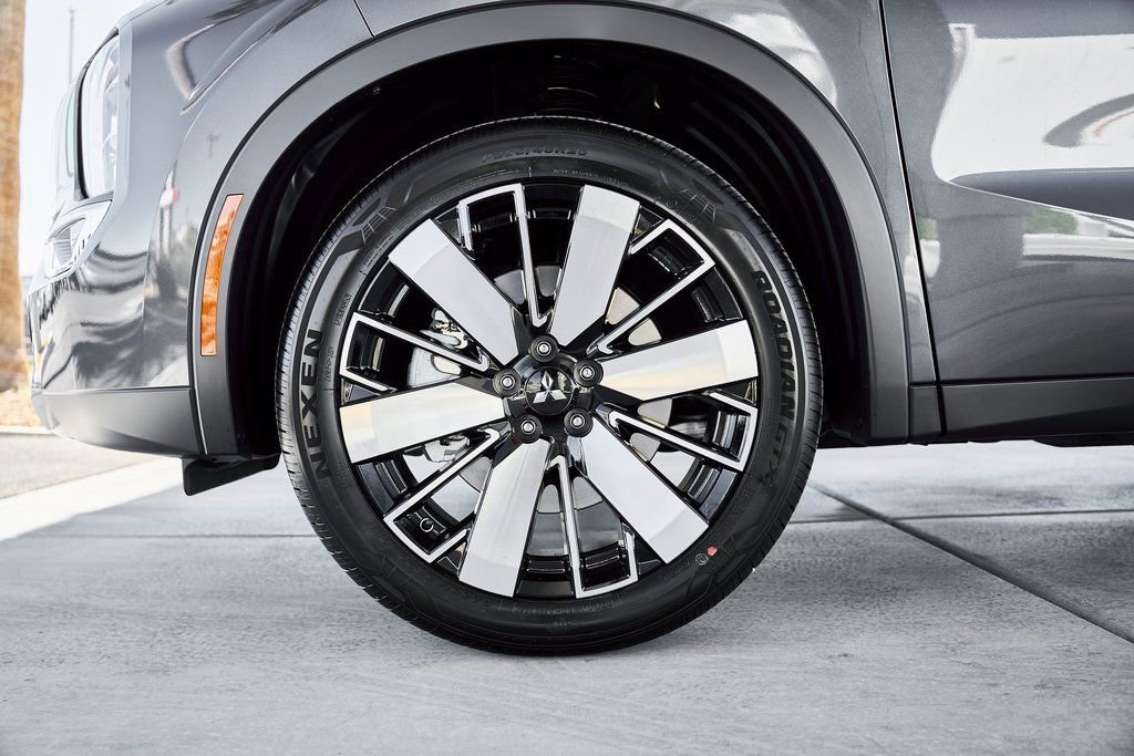 New 2026 Mitsubishi Outlander SE FWD image 3