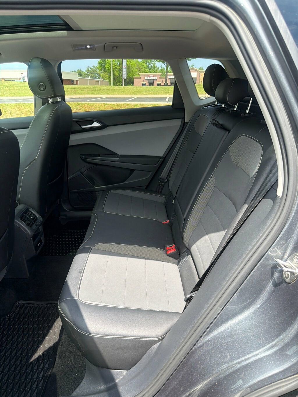 Used 2022 Volkswagen Taos SE w/ Panoramic Sunroof Package image 15