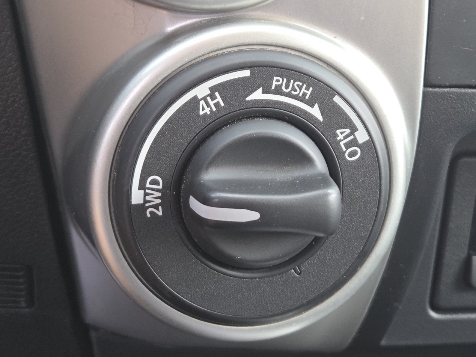 Used 2017 Nissan Titan SV AWD/4WD image 6