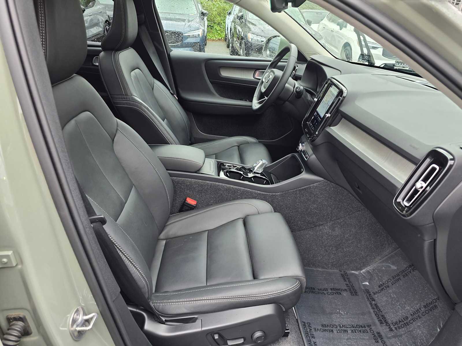 Certified 2025 Volvo XC40 B5 Plus AWD/4WD image 12