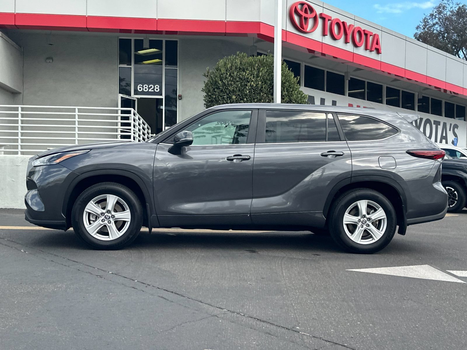 Used 2025 Toyota Highlander LE AWD/4WD image 2