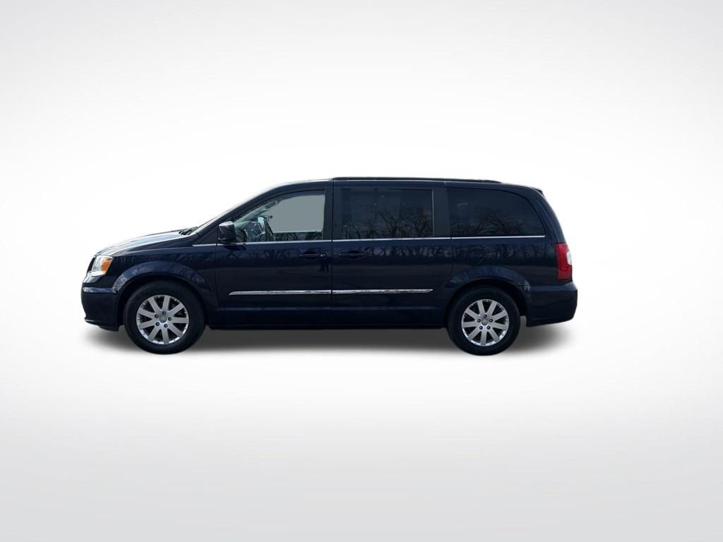 Used 2016 Chrysler Town & Country Touring image 2