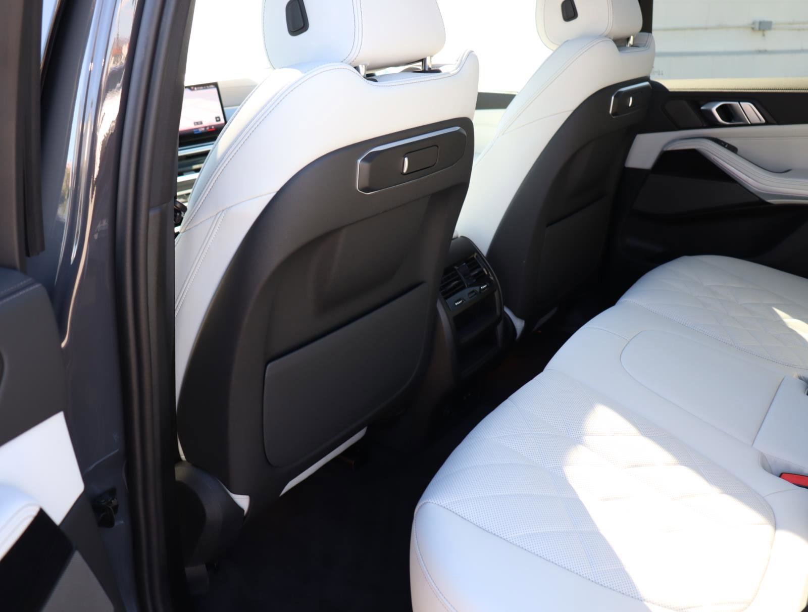 Used 2025 BMW X5 xDrive50e w/ M Sport Package image 13