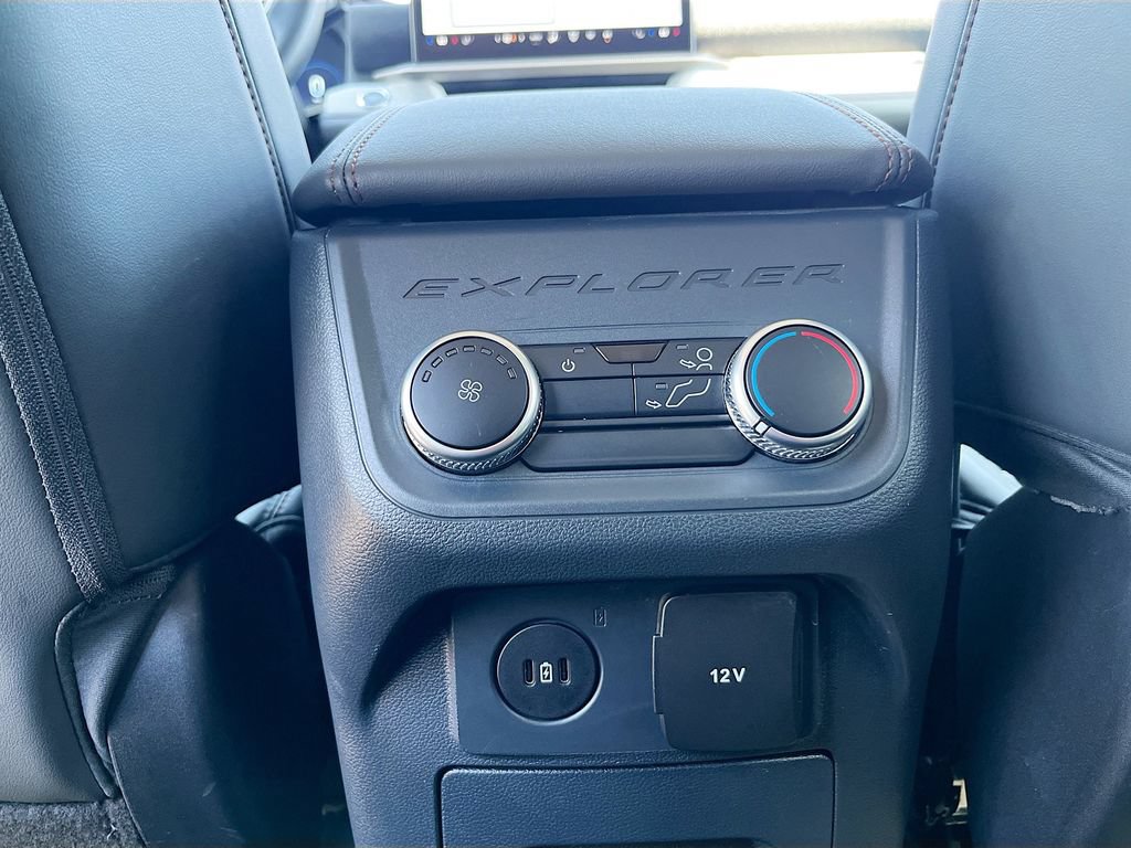 Used 2025 Ford Explorer Active AWD/4WD image 24