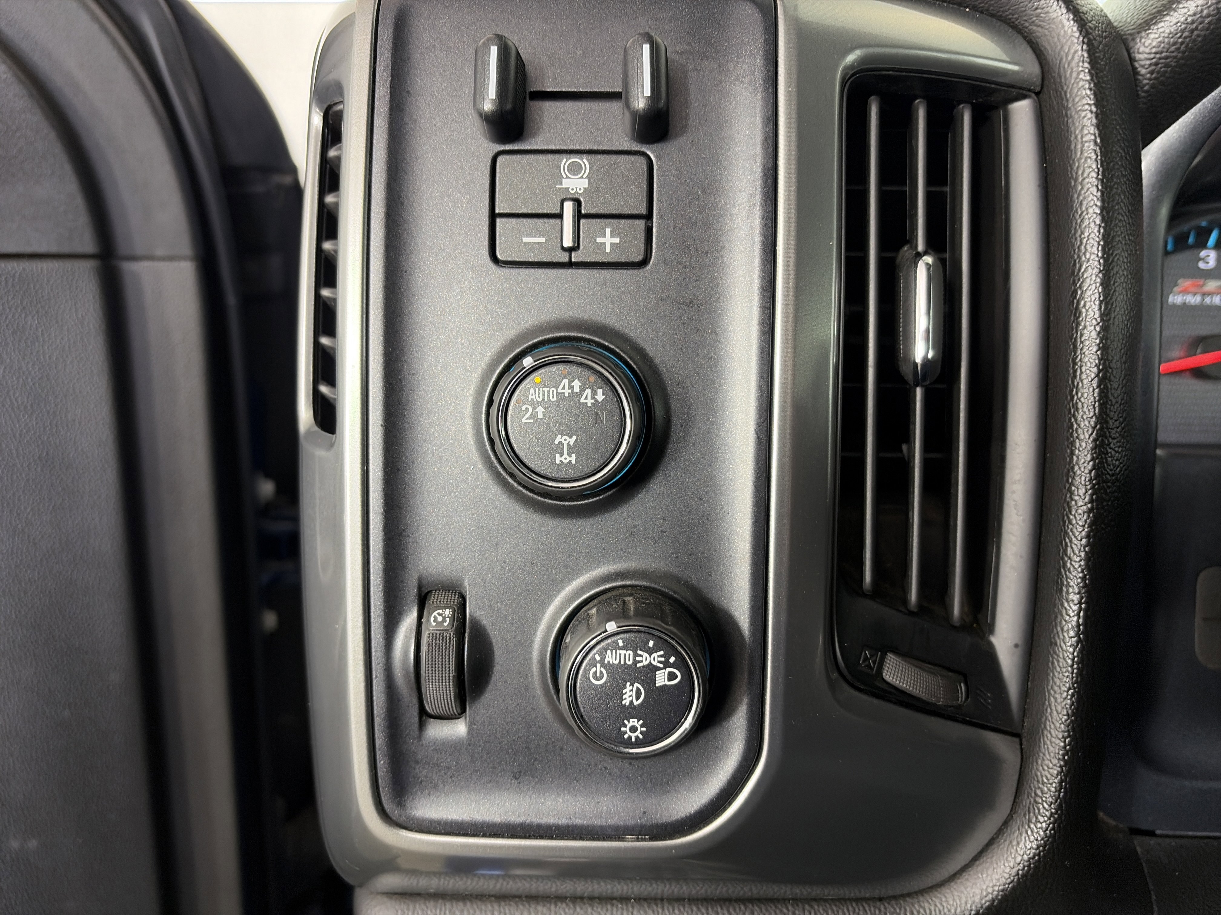 Used 2018 Chevrolet Silverado 1500 LT w/ All Star Edition AWD/4WD image 30