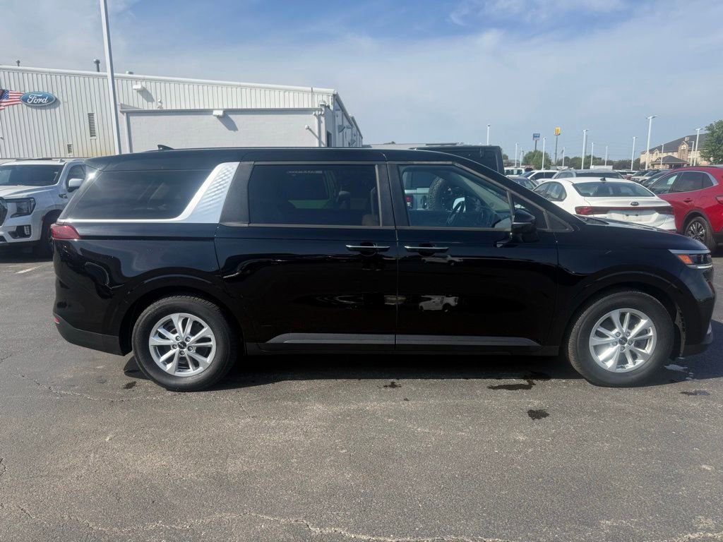 Used 2024 Kia Carnival LX FWD image 2