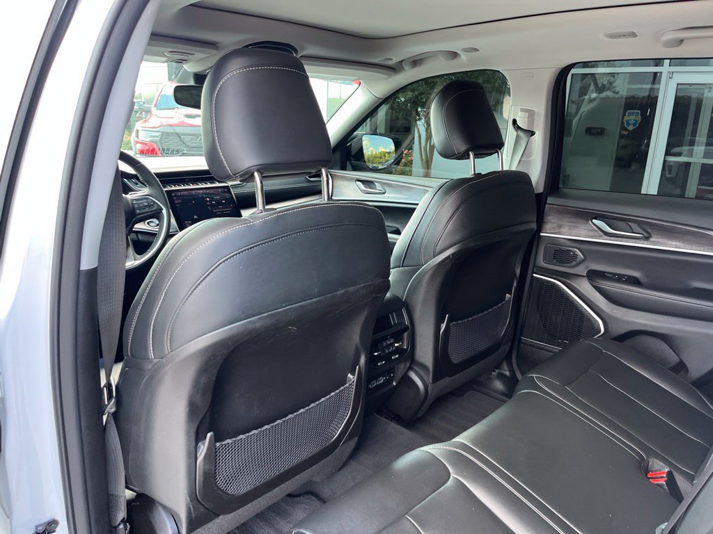 Used 2023 Jeep Grand Cherokee Limited AWD/4WD image 17