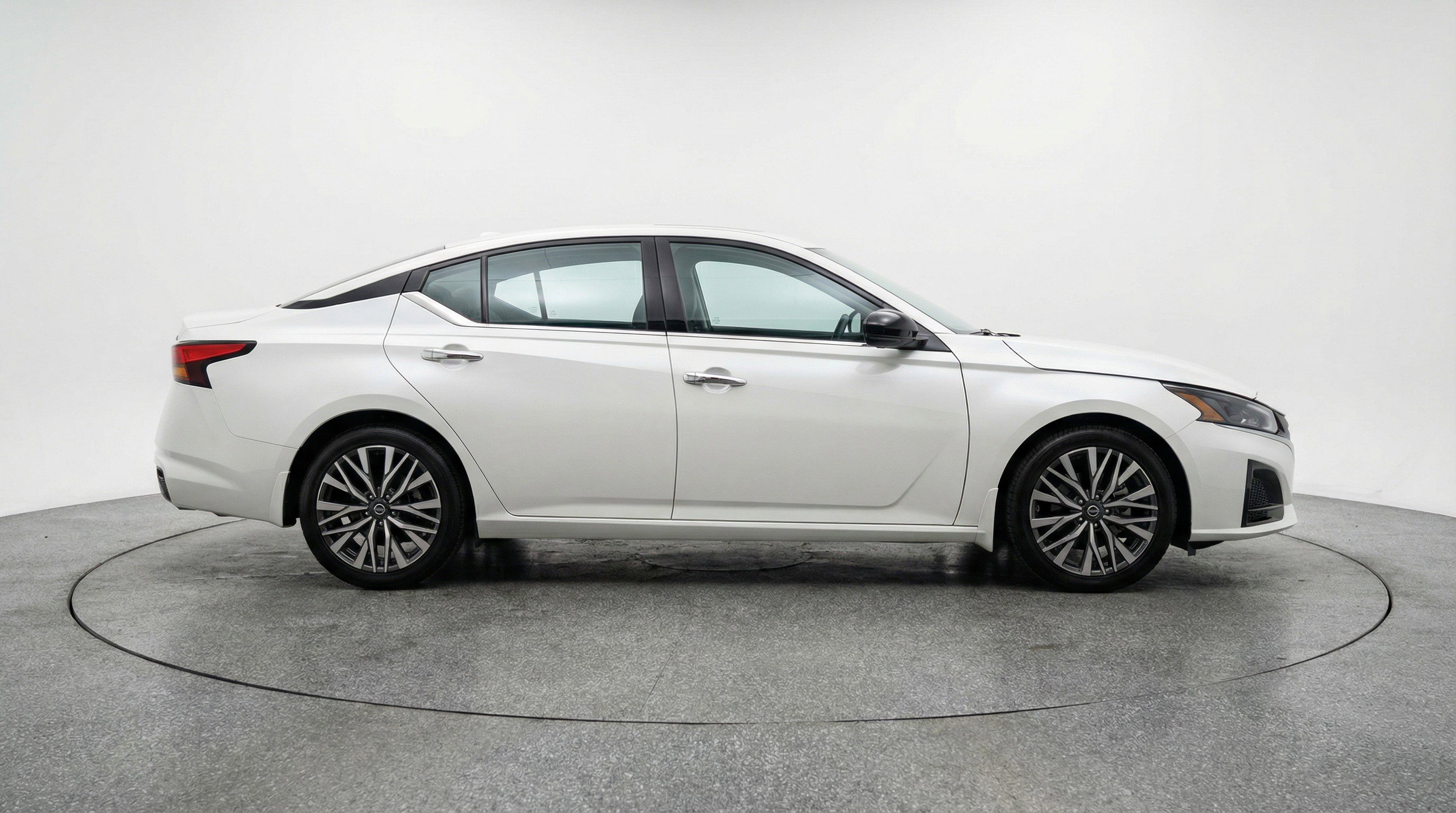 Used 2025 Nissan Altima 2.5 SV image 11
