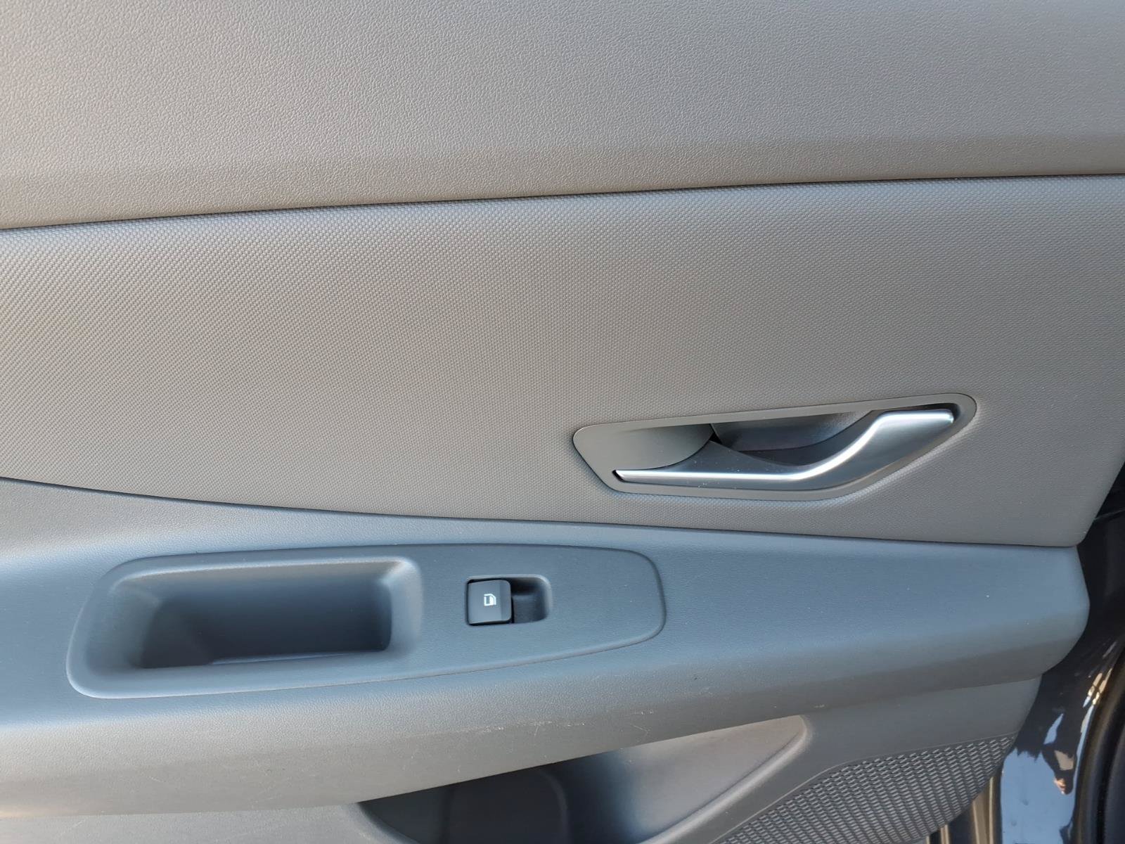 Used 2025 Hyundai Elantra SEL FWD image 8