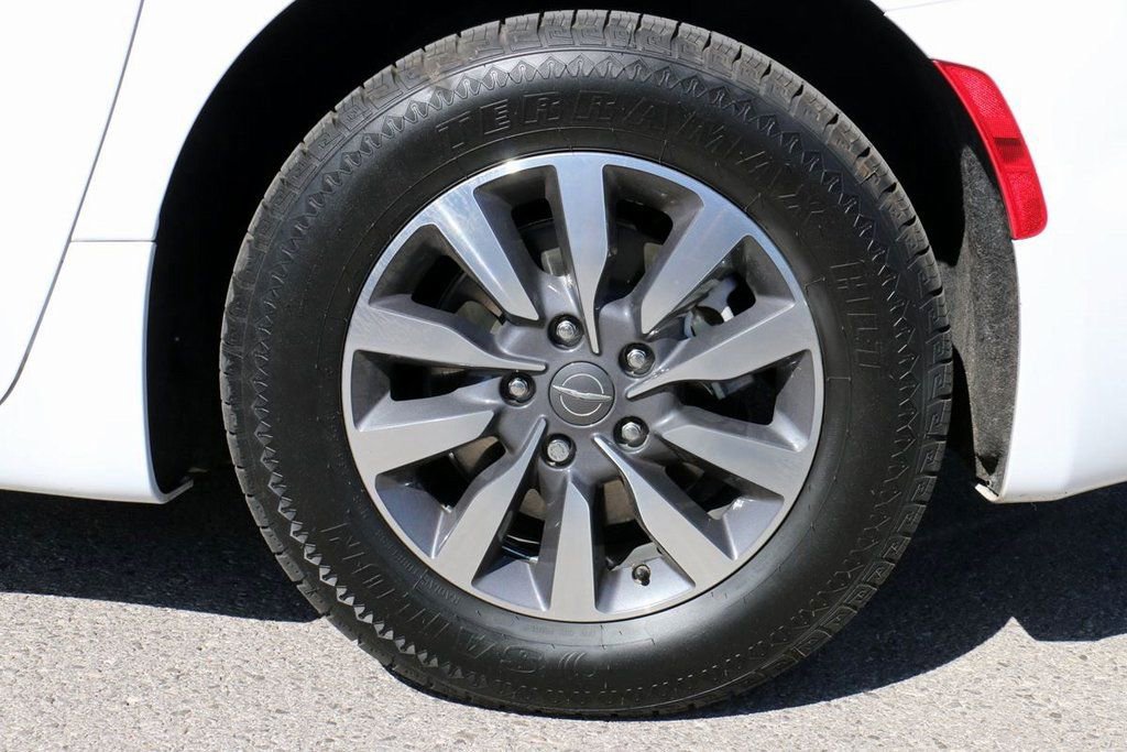 Used 2024 Chrysler Pacifica Select image 10