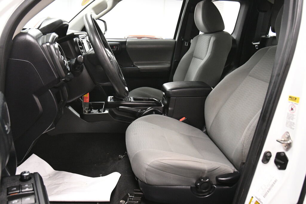 Used 2016 Toyota Tacoma SR w/ Exterior Package RWD image 9